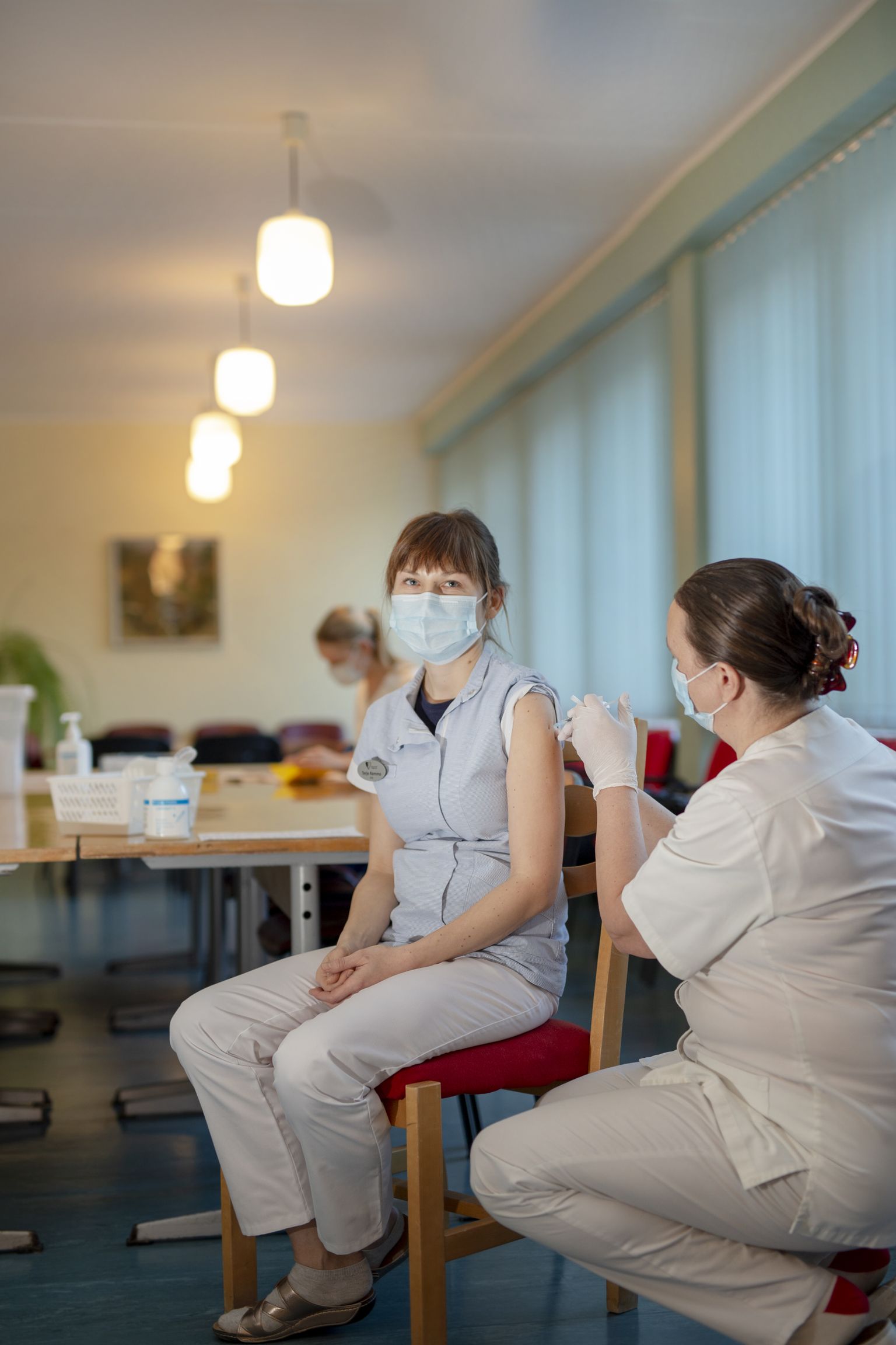 Lõuna-Eesti haiglas alustati töötajate vaktsineerimisega. Pildil õde Terje Rammo, vaktsineerib õde Marje Kallas.