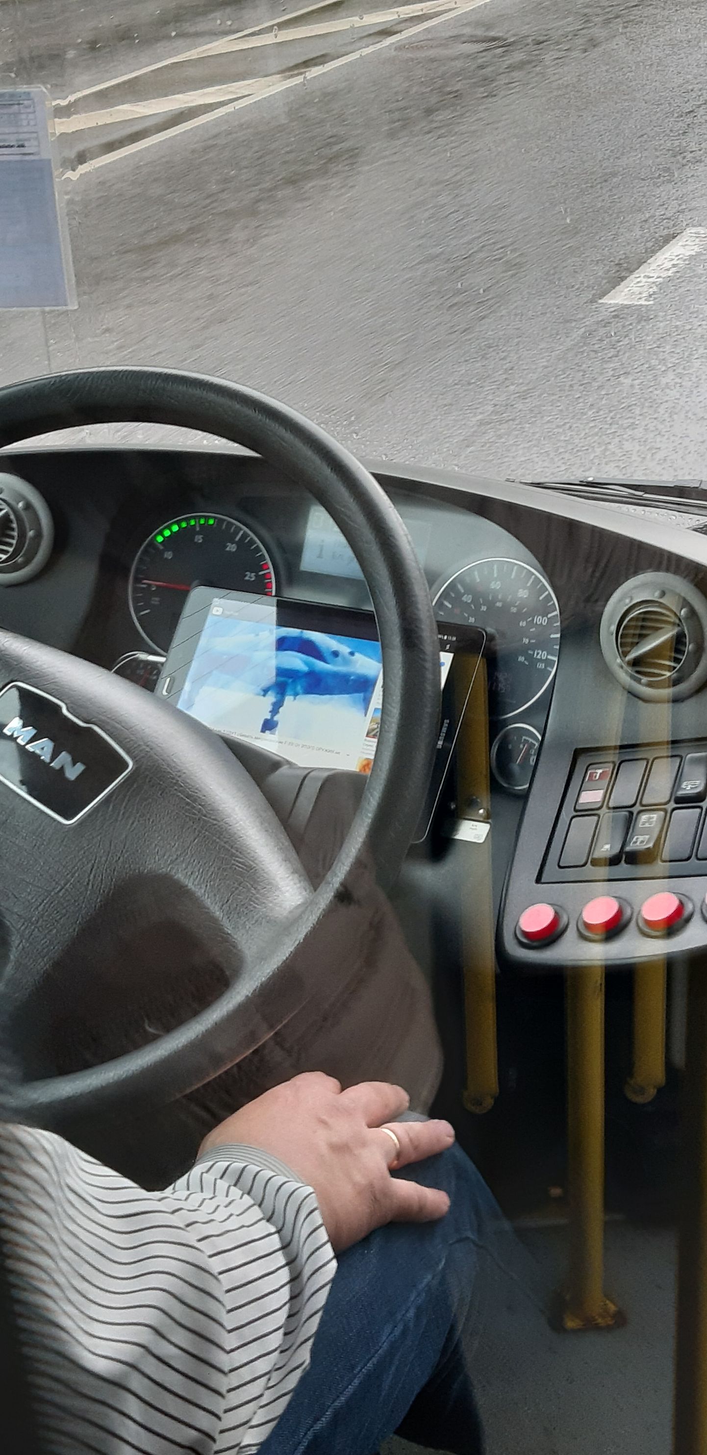 Bussijuht vaatab sõidu ajal tahvelarvutist saadet.