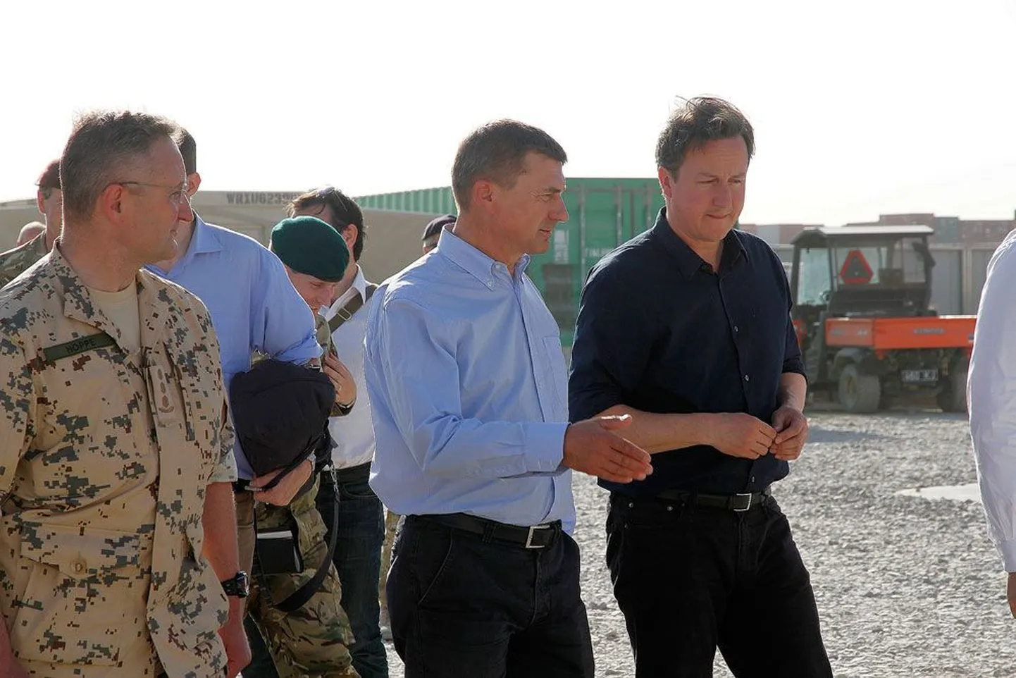 Peaminister Andrus Ansip ja tema tõenäoliselt sadadele afgaanidele varjupaika lubav Briti kolleeg David Cameron Helmandi provintsis Camp Bastioni sõjaväebaasis.
