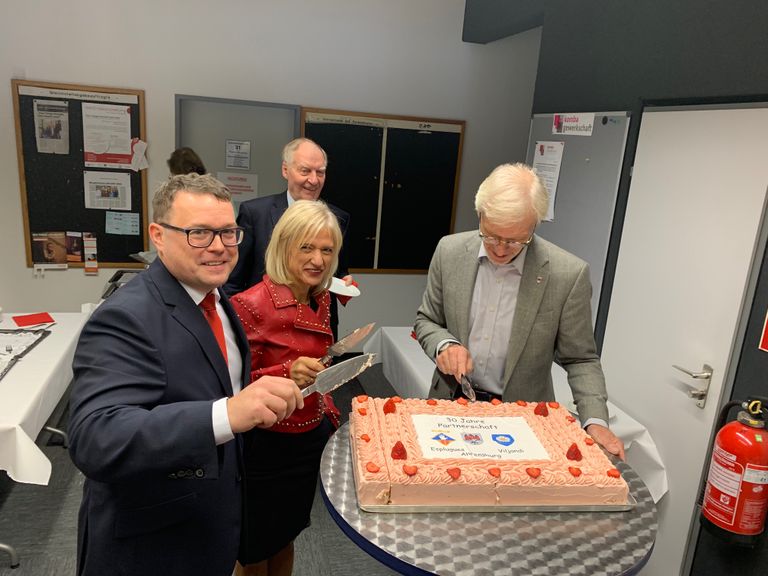 Viljandi, Espluguesi ja Ahrensburgi linnapea torti lahti lõikamas.