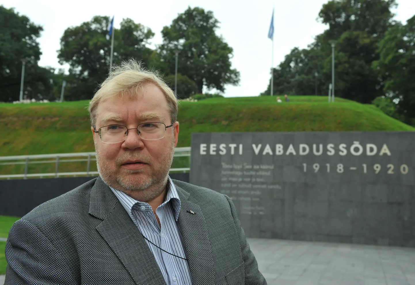 Mart Laar Vabadussõja võidusamba juures.