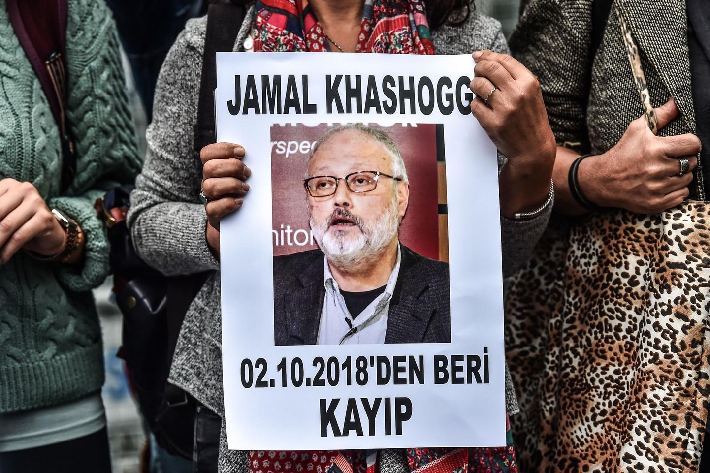Türklanna hoidmas Jamal Khashoggi pilti Istanbulis asuva Saudi Araabia konsulaadi ees korraldatud meeleavaldusel.