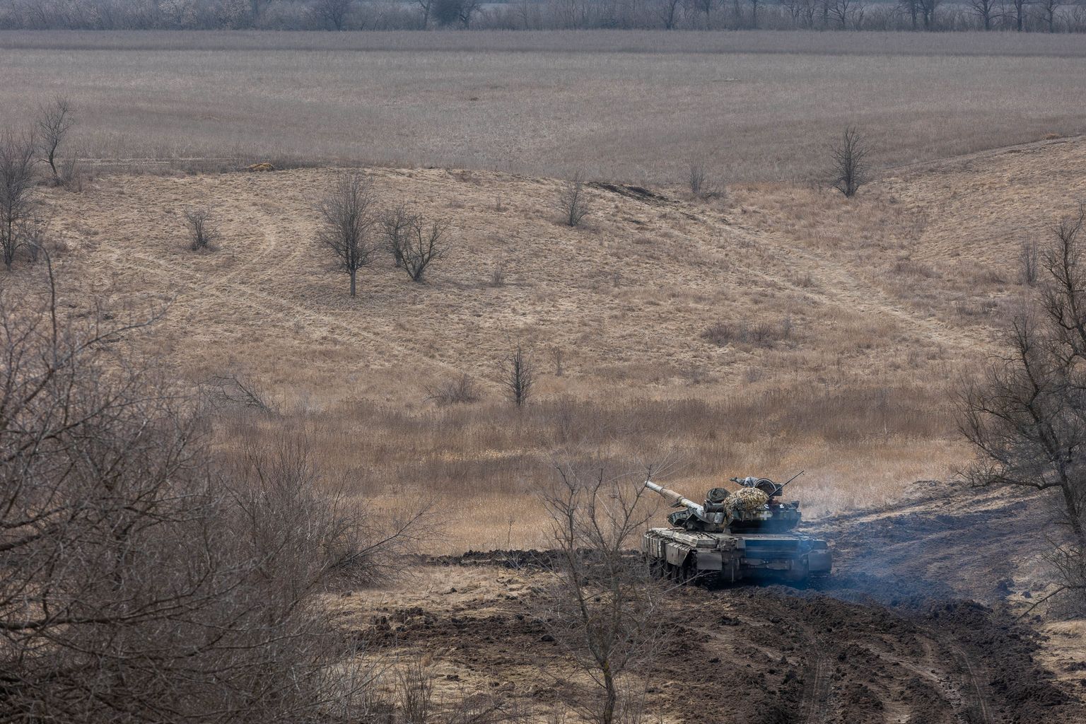 Ukraina 1. tankibrigaadi T-64 tank Lõuna-Donbassis Vuhledari lähedal. Hästi on näha avarad põllumassiivid, millel käivad seal lahingud. Põlde ümbritsevad kitsad puuderivid.