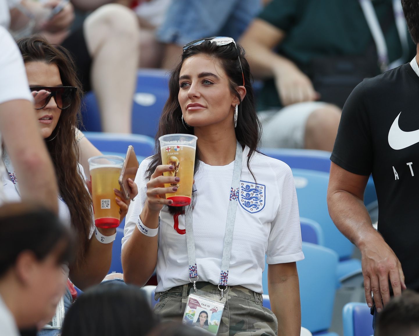 Inglismaa jalgpallikoondislase Kyle Walkeri tüdruksõber Annie Kilner (valges) 2018. aasta Venemaa MMil Inglismaale kaasa elamas.