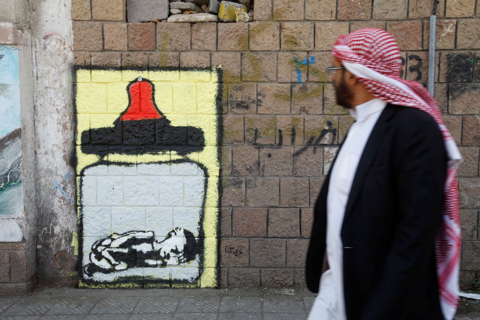 Jeemeni tänavakunstnikud kujutavad nälgivaid lapsi.