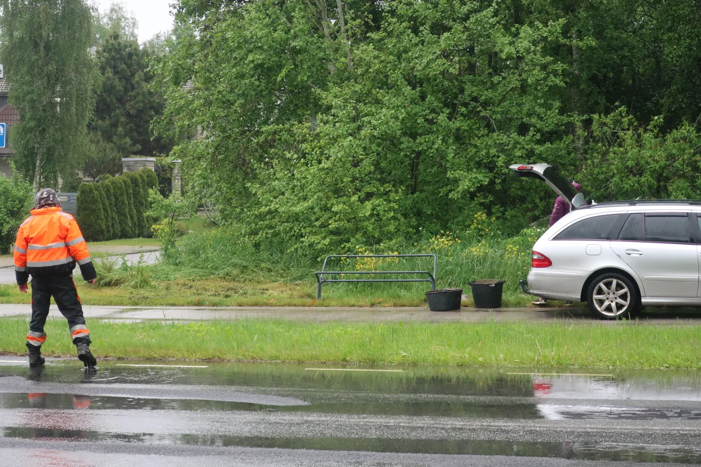 Meistrid saabusid pinki paigaldama – kas pütti betooni valatakse ilmselt pingi vundamendiks.