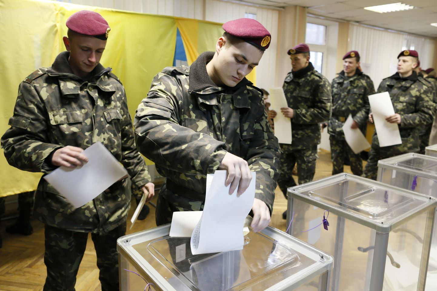 Украинские солдаты на избирательном участке в Киеве.
