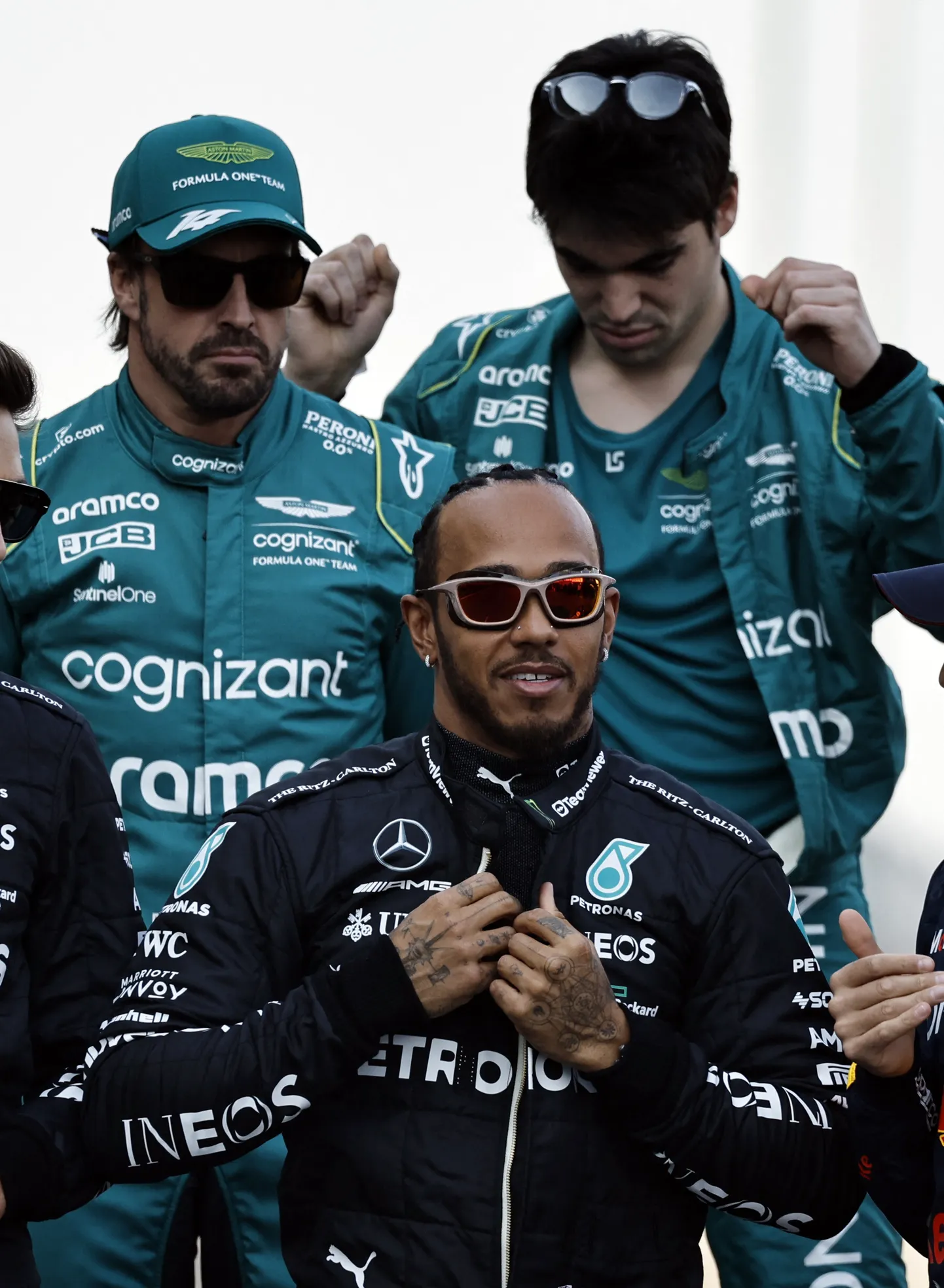 Lance Stroll (paremal) koos tiimikaaslase Fernando Alonso ja Lewis Hamiltoniga.