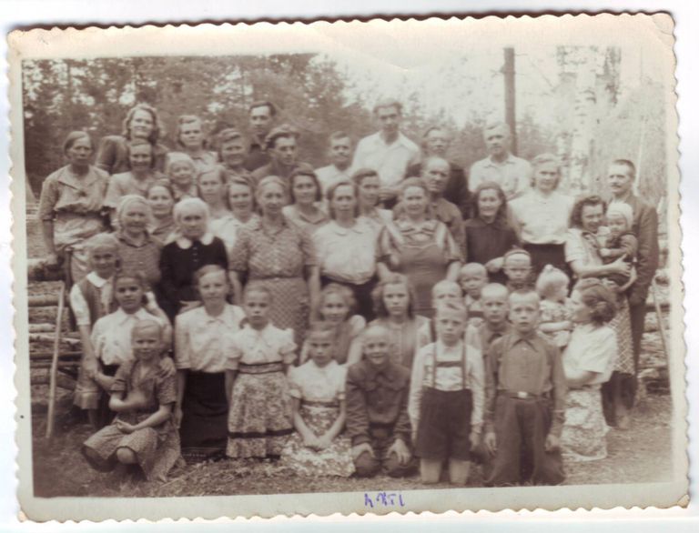 Siin nad siis ongi: nõukogude võimu kõige kardetavamad vaenlased, kes tuli kodunt Siberi avarustesse küüditada. Sellel pildil on Smirnõhi elanikud.