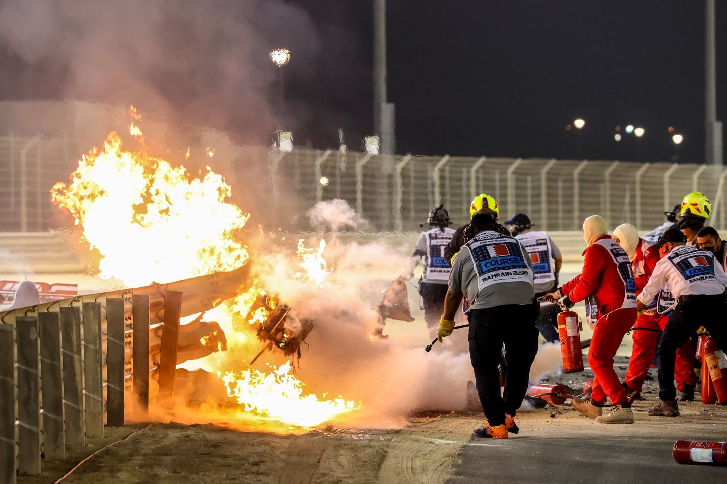 Romain Grosjeani auto süttis Bahreini ringrajal leekidesse.