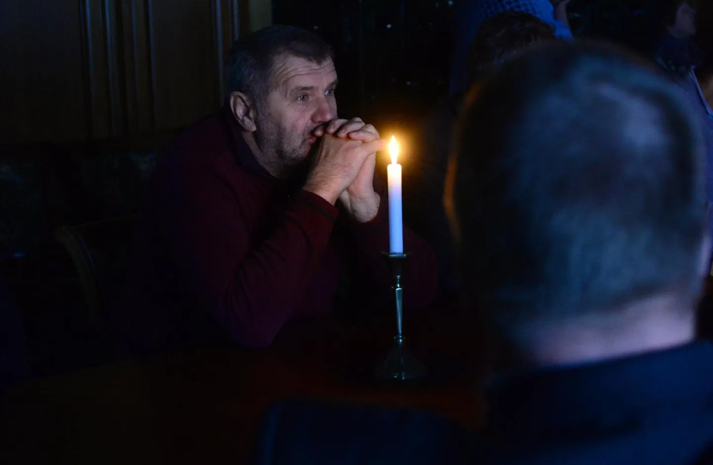 Madis Avi Peipsiääre ühendvalla esimesel istungil, mis peeti Alatskivi lossis elektrikatkestuse tõttu küünlavalgel.
