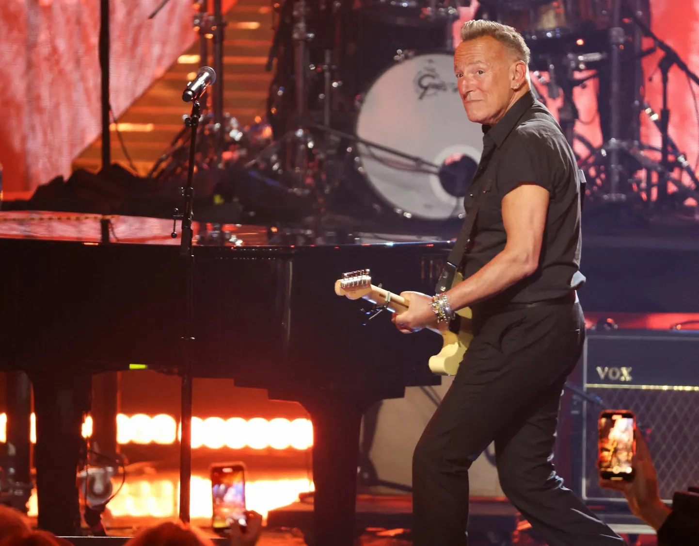 Bruce Springsteen on kogu oma karjääri olnud otsekohene T-särgis ja teksades lahe naabrimees. FOTO: Mario Anzuoni