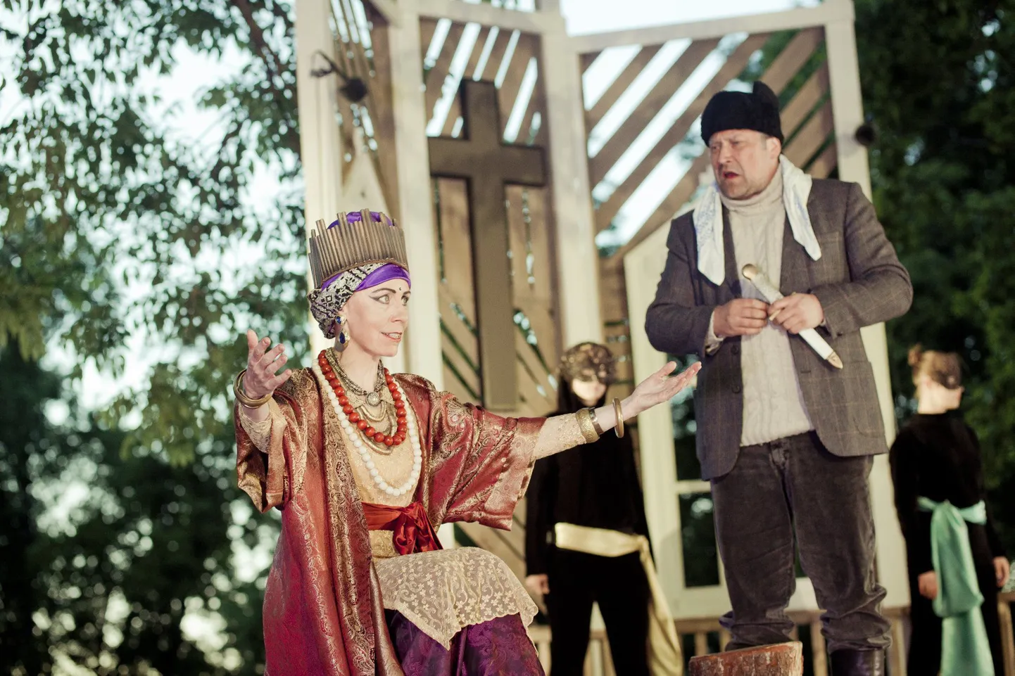Arto Paasilinna «Maailma parim küla» lavastas Rakveres Jaanus Rohumaa. Fotol Üllar Saaremäe ehk Eemeli Toropainen ja Tiina Mälberg ehk kuninganna.