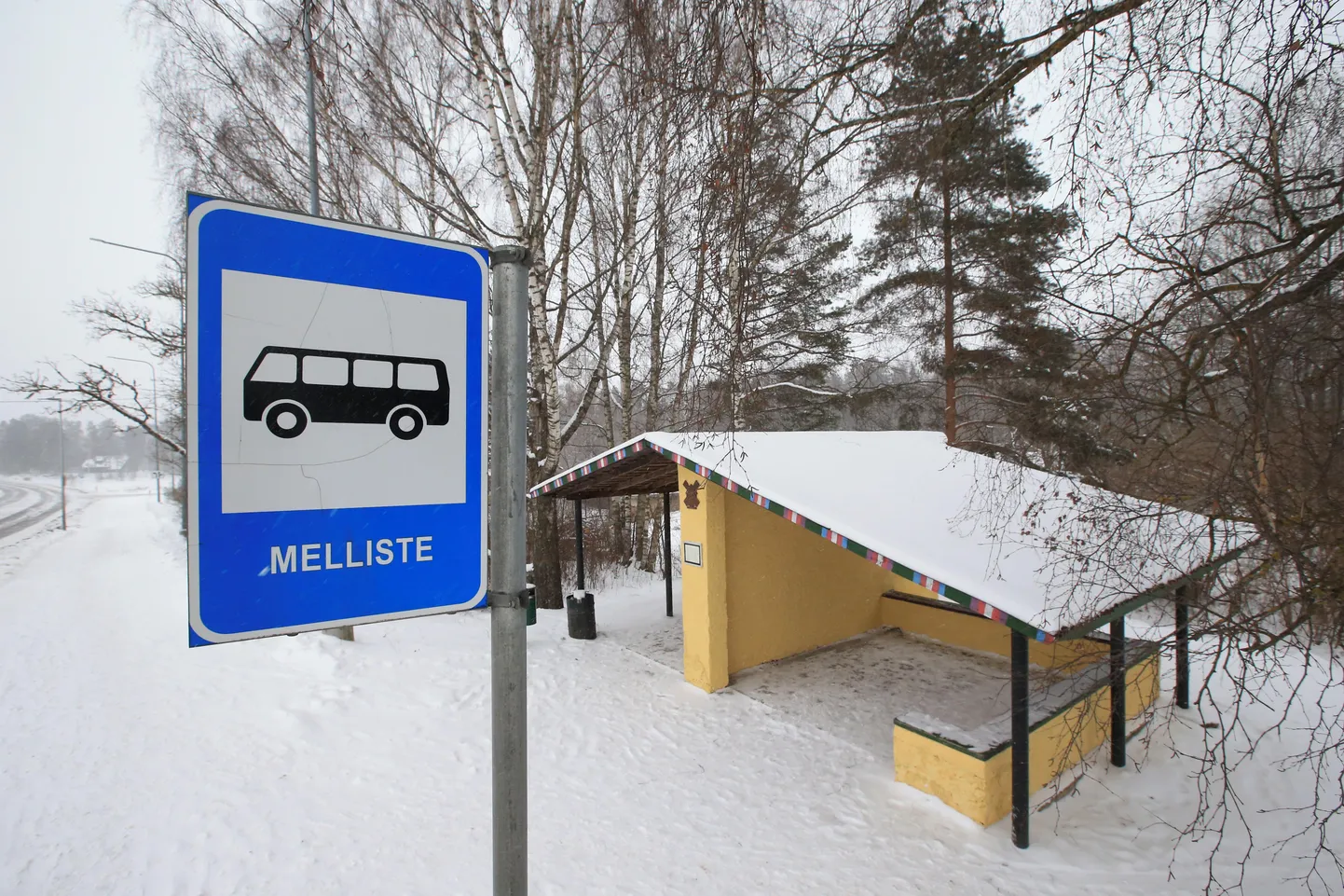Mellistet lahutab maakonnalinnast Tartut vähem kui 20 kilomeetrit ning asulate vahel on üsna sage bussiliiklus. Samas polnud eile Melliste bussipeatuses ajal, mil piltnik seal viibis, parasjagu mitte kedagi.