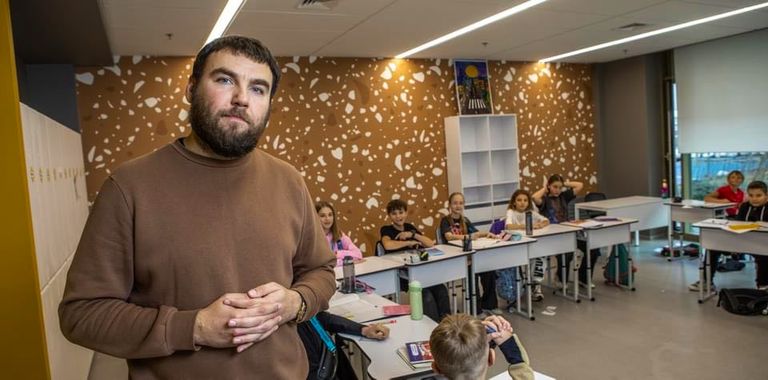 Артур Пройдаков – лучший учитель Украины по версии 2021 года и один из десяти лучших в мире по версии премии Global teacher prize 2023. На фото Артур Пройдаков ведет урок.