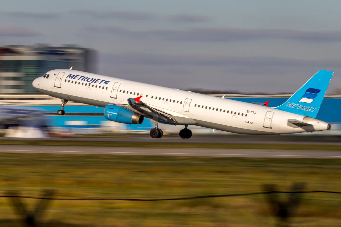 Самолет A321 авиакомпании Metrojet ("Когалымавиа").