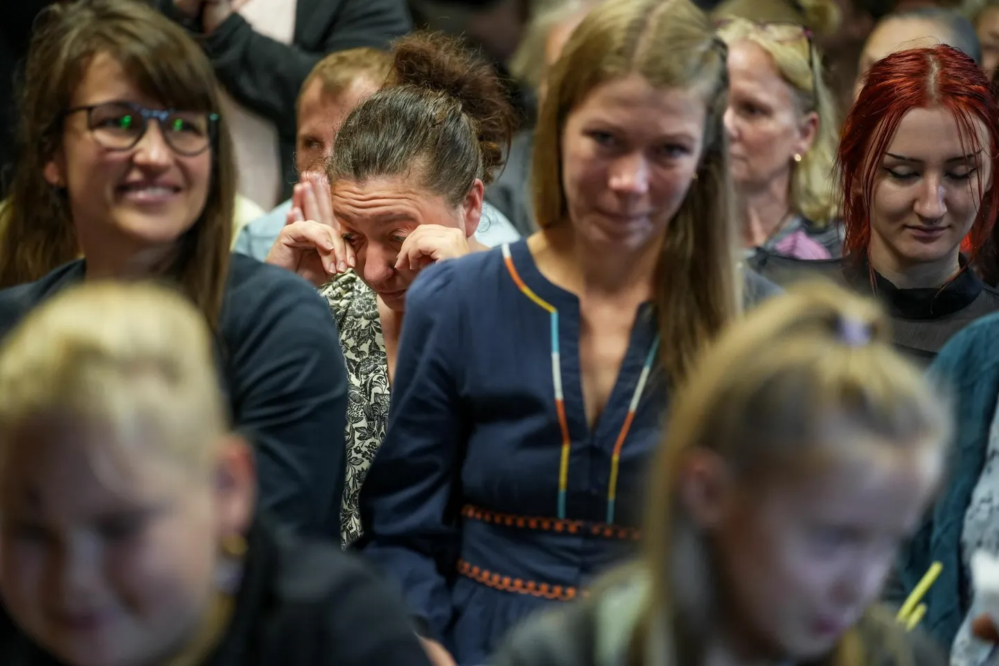 Emotsionaalne 1. septembri aktus valla poolt suletud Metsküla koolis. Kohtu otsus sulgemise õiguspärasuse kohta peaks langetatama lähiajal.