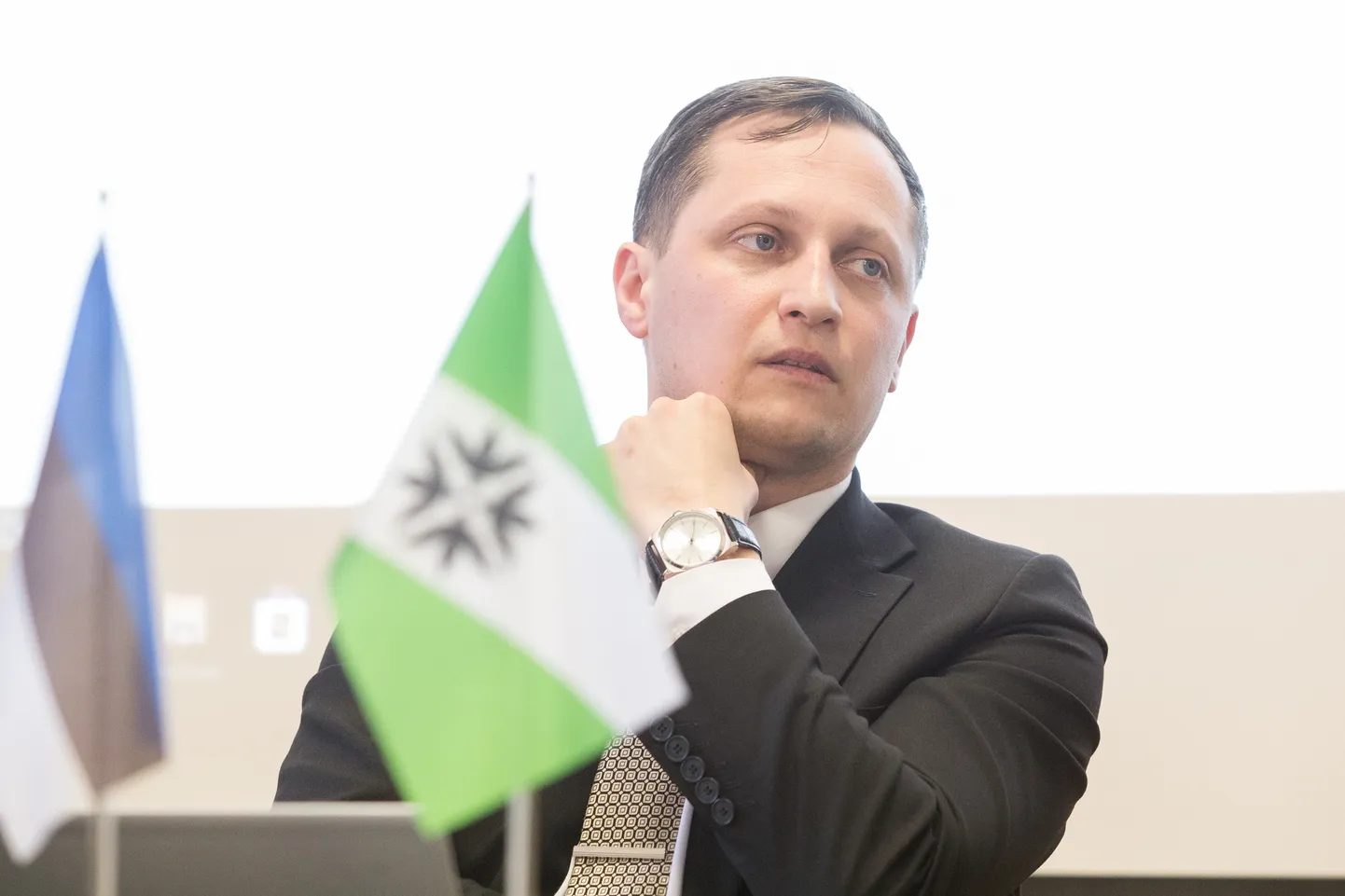 Õiguskantsler soovitas Lüganuse volikogu esimehel Dmitri Dmitrijevil avaldustele, mis nõudsid Heidi Uustalu ennistamist ja Viktor Rauami tagasiastumist, vastata.