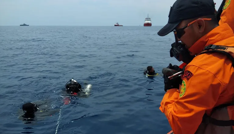 Päästjad otsimas Indoneesias merre kukkunud lennuki vrakki. 