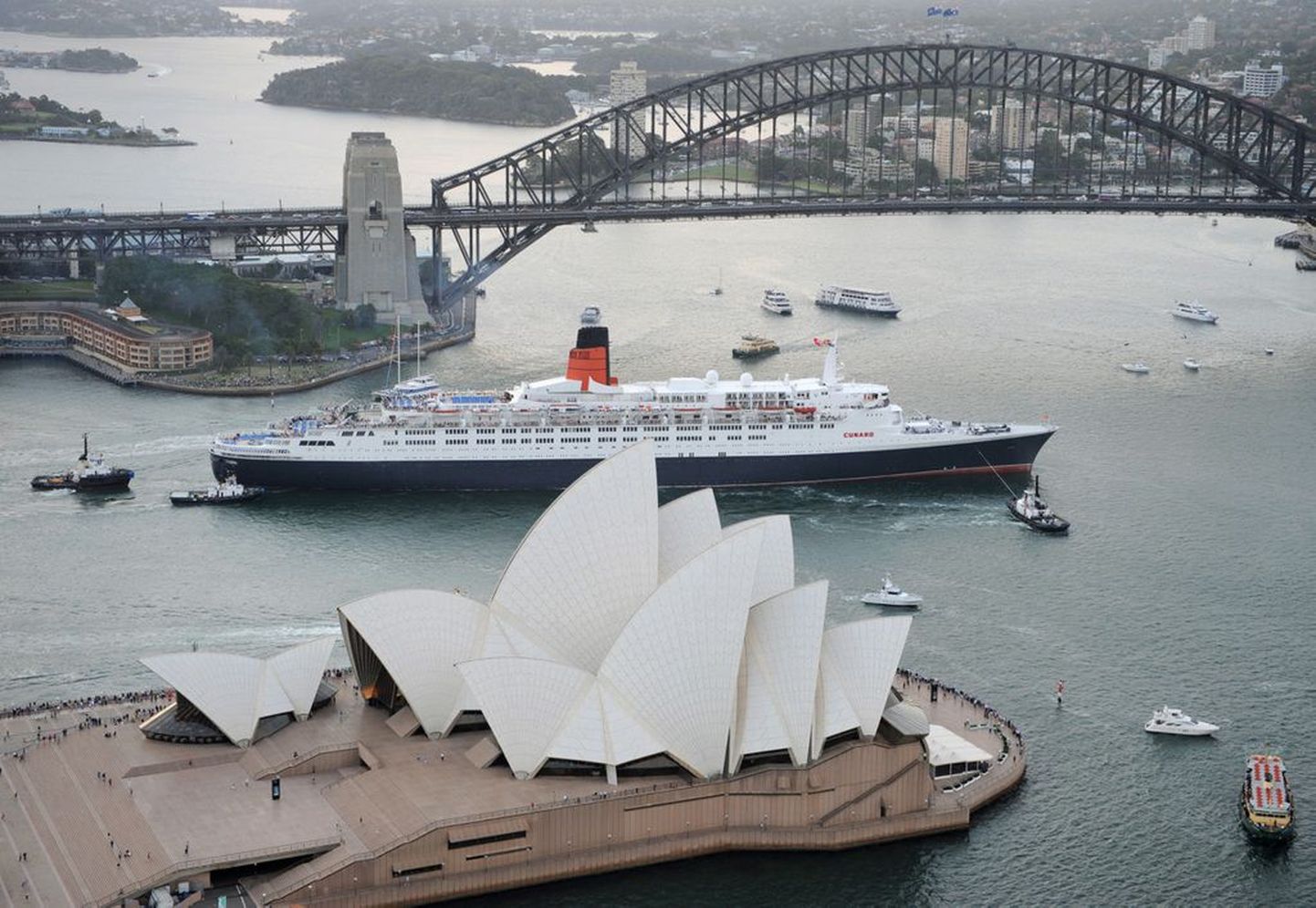 Sydney kuulsad vaatamisväärsused : ooperimaja (esiplaanil) ja sadama sild (Harbour Bridge).