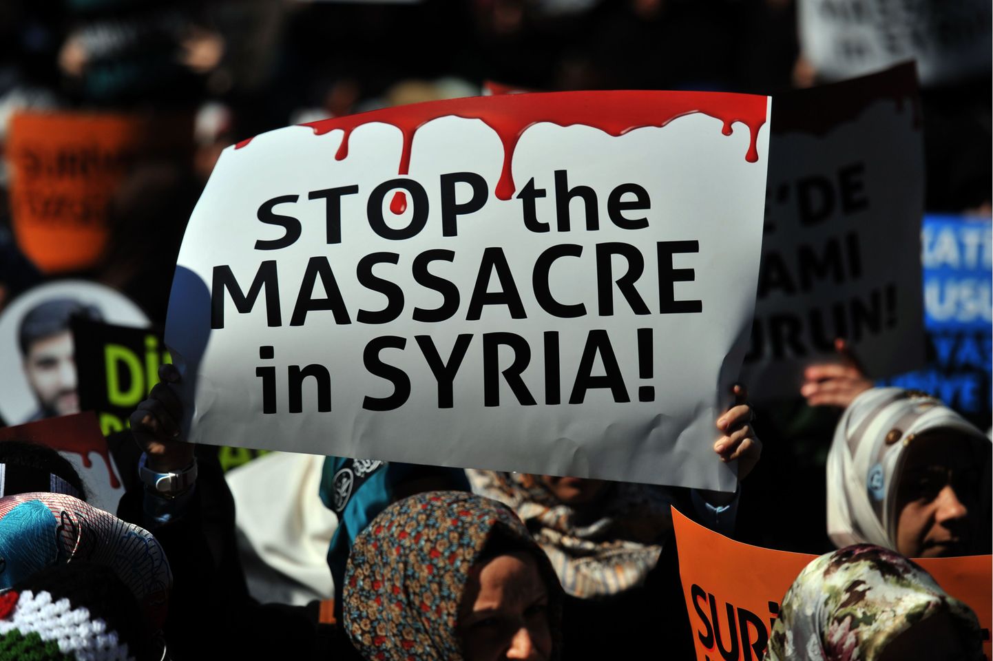 Rahvusvaheline ekspertide grupp hindab Süüria humanitaarolukorda. Fotol protestijad, kes nõuavad verevalamise lõpetamist