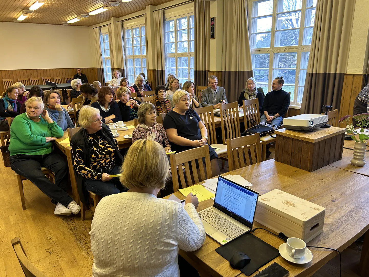 NOVEMBRI ALGUSES arutas Saarte koostöökogu üldkogu Ehtne Saaremaa poe probleeme ja kinnitas järjekordse taotlusvooru rahaeraldused.