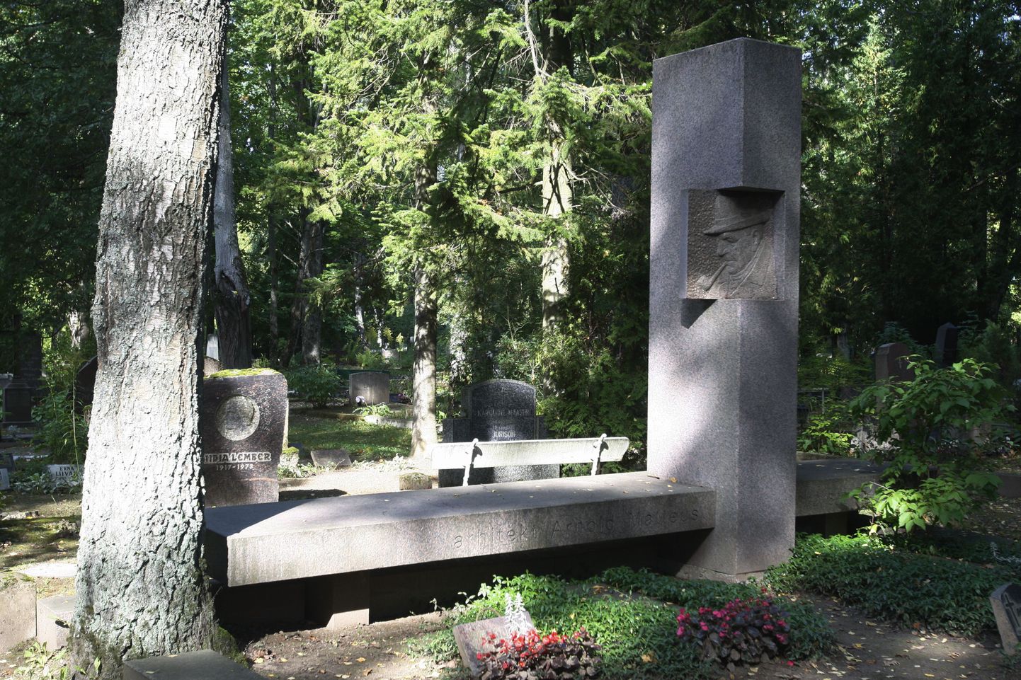 Arnold Matteuse viimne puhkepaik Raadi kalmistul. Hauamonumendi autorid on Mati Karmin ja Tiit Trummal.