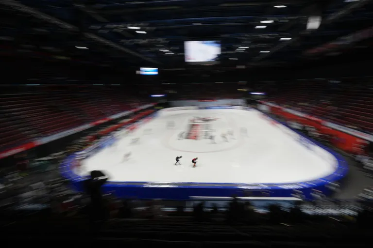 Esmapilgul võib uisutamine tunduda odava spordialana, sest vaja läheb ju ainult uiske, kuid tegelikult on see äärmiselt kallis, sest jääd on vähe ning sinna kibelevad paljud.