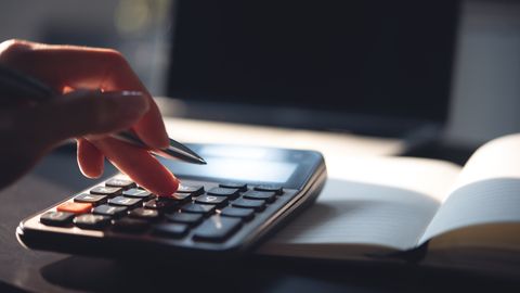 Latvija pričakuje proračunski primanjkljaj nad dovoljeno mejo v prihodnjih letih