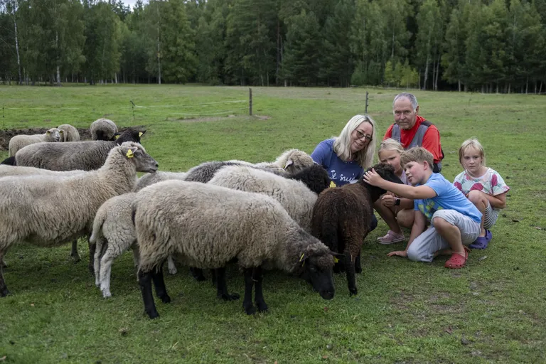 Imbi ja Taavi Jäetma koos lapselastega.