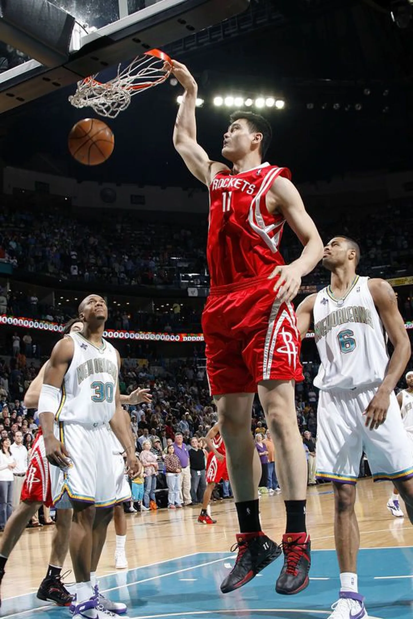 Houston Rocketsi hiinlasest keskmängija Yao Ming (punases)..
