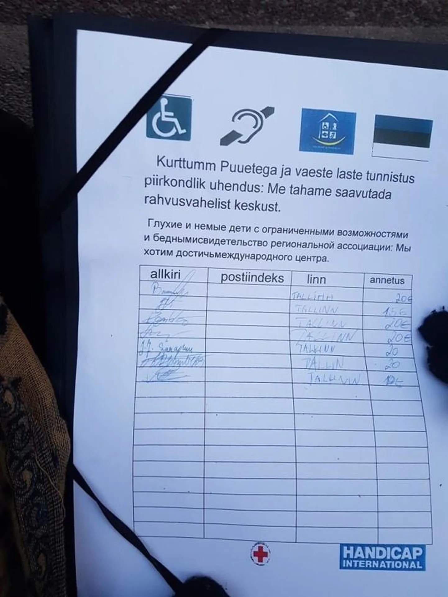 Petturid annavad mõista, et koguvad kurtidele raha ja küsivad kaubanduskeskuste juures annetusi.