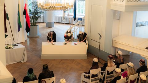Kolm naiskorporatsiooni ühendasid jõud, kuid vanim neist jääb kõrvale