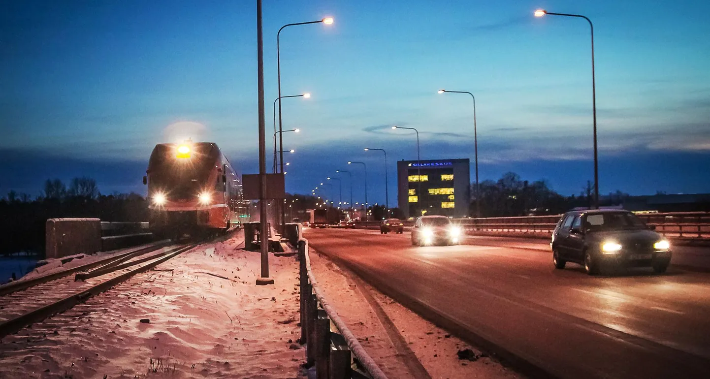 Kaherööpmelise elektrifitseeritud kiirraudtee pikkus lõigul Pärnust Eesti-Läti piirini on ligikaudu 93,5 kilomeetrit.