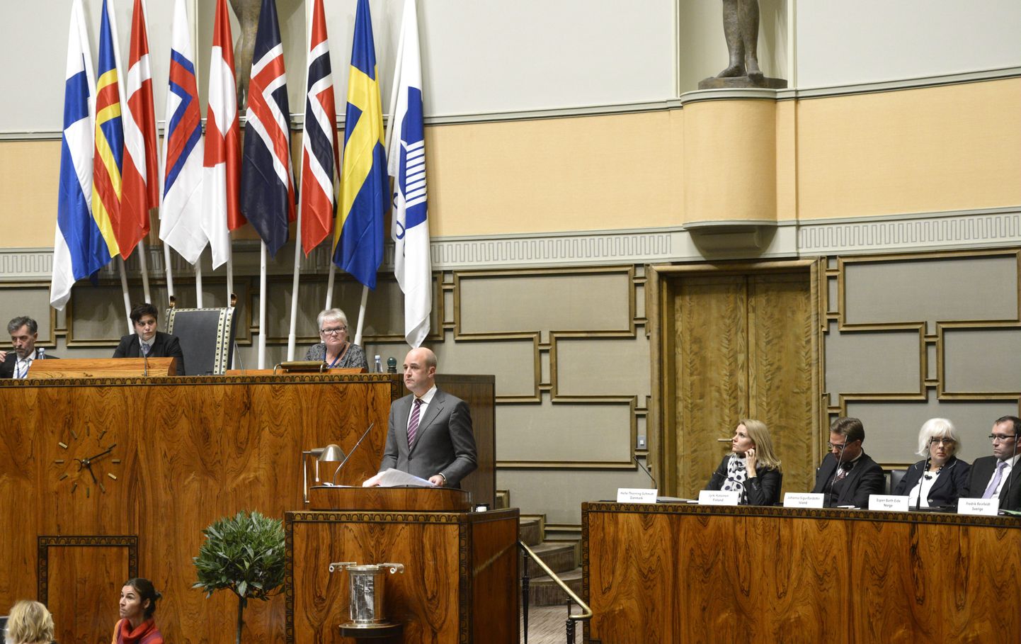 Soome parlamendi istungitesaalis 2012. aastal tehtud fotol on Põhjamaade Nõukogusse koonduva viie riigi ja kolme autonoomse piirkonna lipud ning lisaks Nordeni kui organisatsiooni lipp (paremal). Kõnepuldis on Rootsi tollane peaminister Fredrik Reinfeldt.