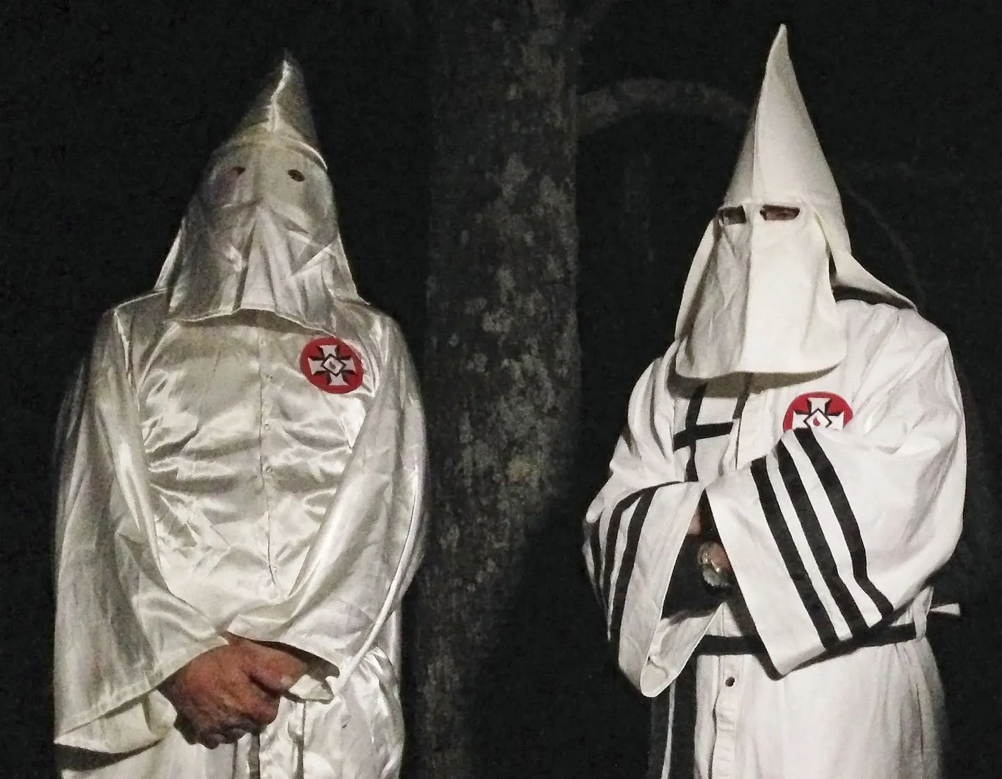 KKK liikmed ööpimeduses seismas.
