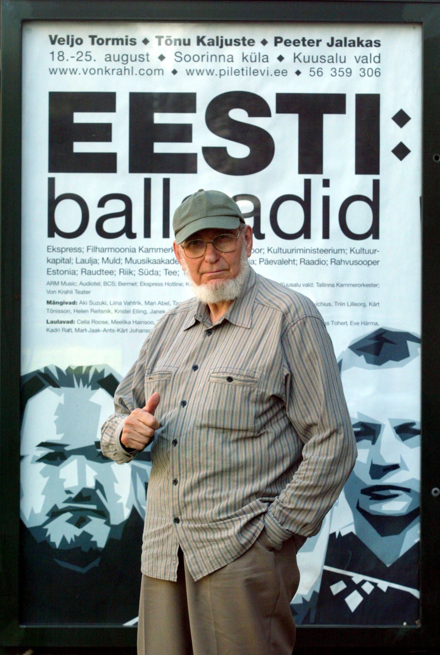 Veljo Tormis seisab lavastuse «Eesti ballaadid» reklaamplakati ees. Aasta on 2004.