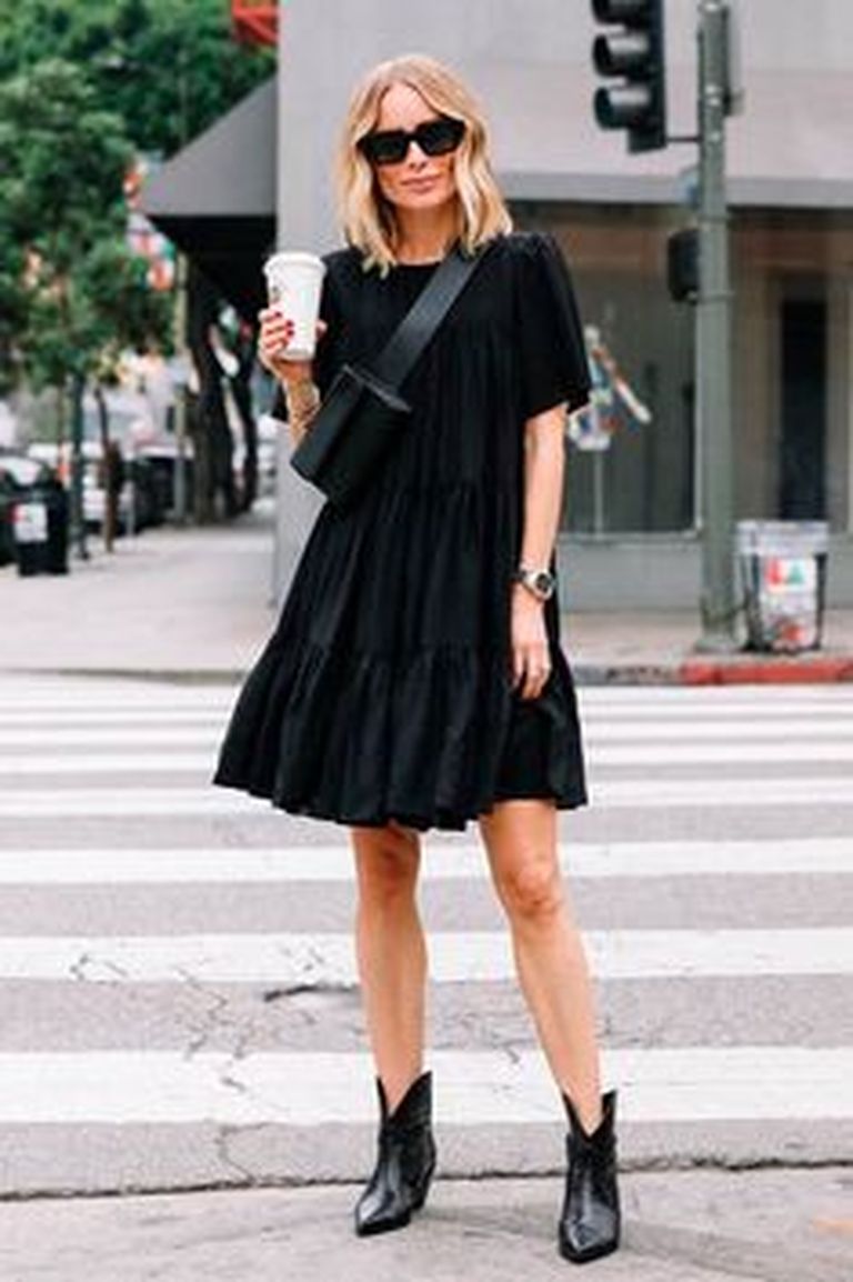 Как носить простое черное платье и не выглядеть скучно