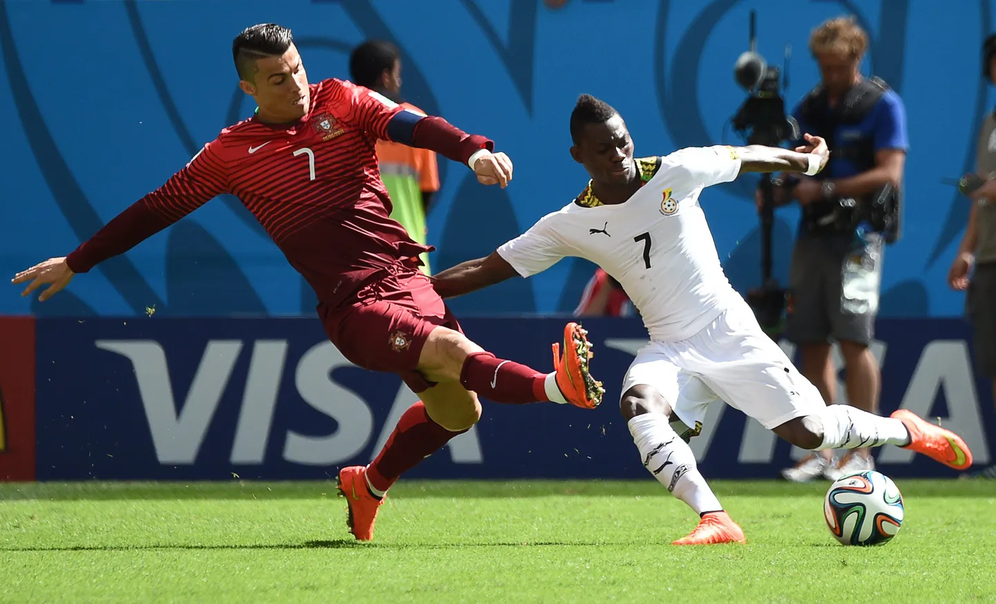 Cristiano Ronaldo (vasakul) ja Christian Atsu Twasam (paremal).