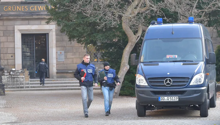 Saksa politsei 25. novembril 2019 Dresdeni lossi Rohelise võlvi juures, millest viidi hinnalisi ehteid ja vääriskive.