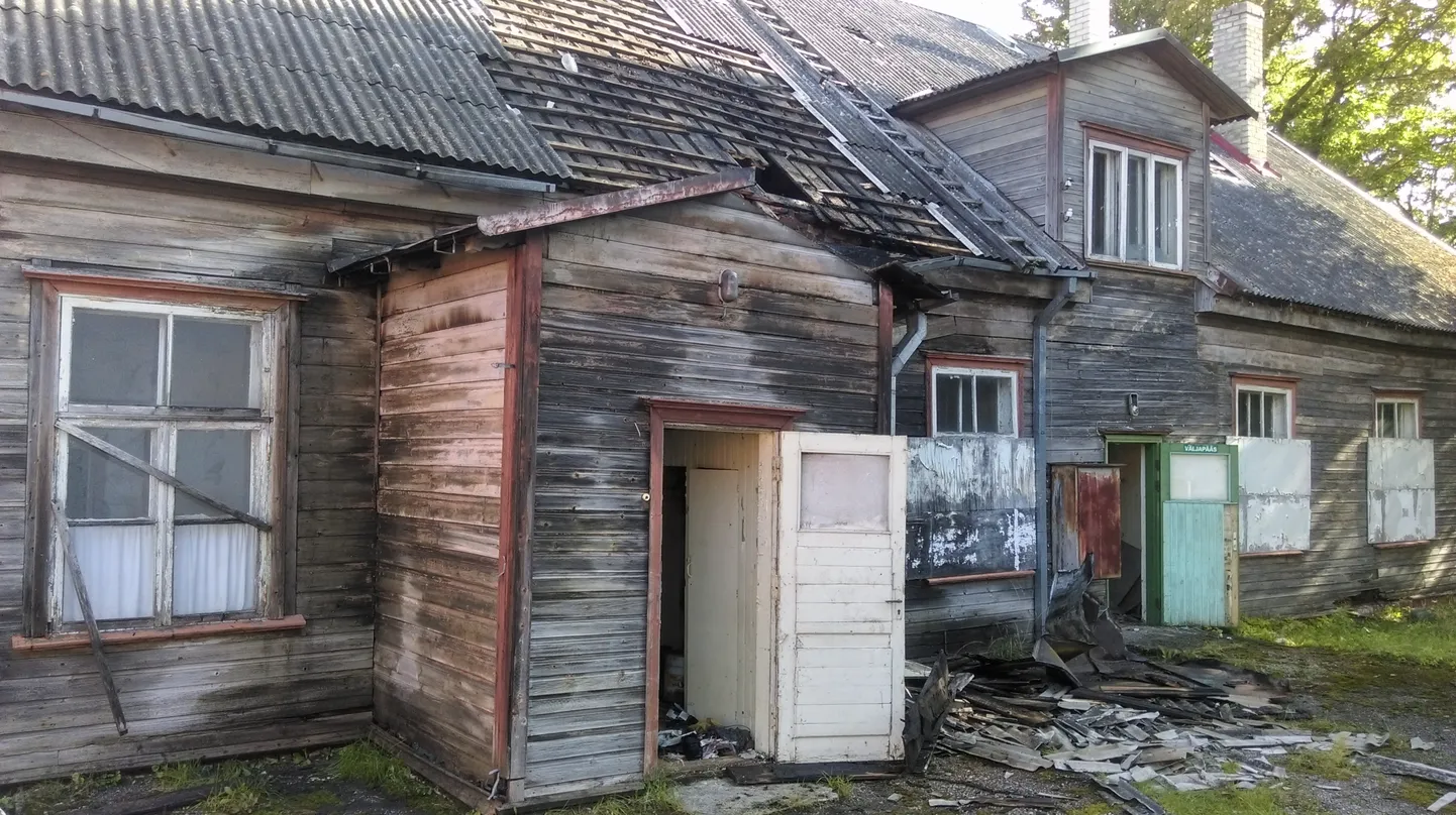 Öösel põles Pärnus Sillutise tänaval vana haigla territooriumil tühjana seisev kahekorruseline puithoone.