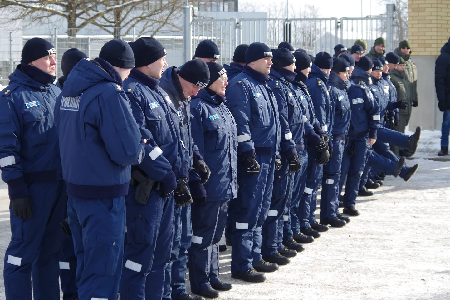 Võru politseimaja ees toimunud rivistusel anti politseinikele ja piirivalvuritele üle tänavused edutamised ja tänati tehtud töö eest.