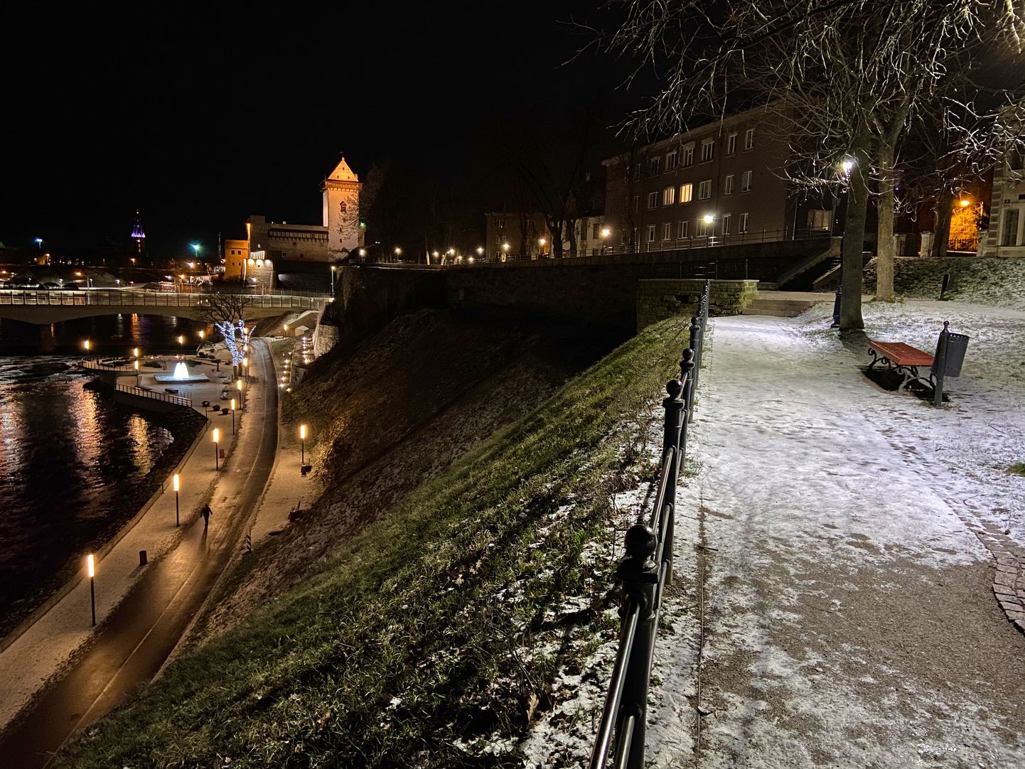 Narva ülemiselt rannapromenaadilt avanev talvine vaade öisele piirijõele.