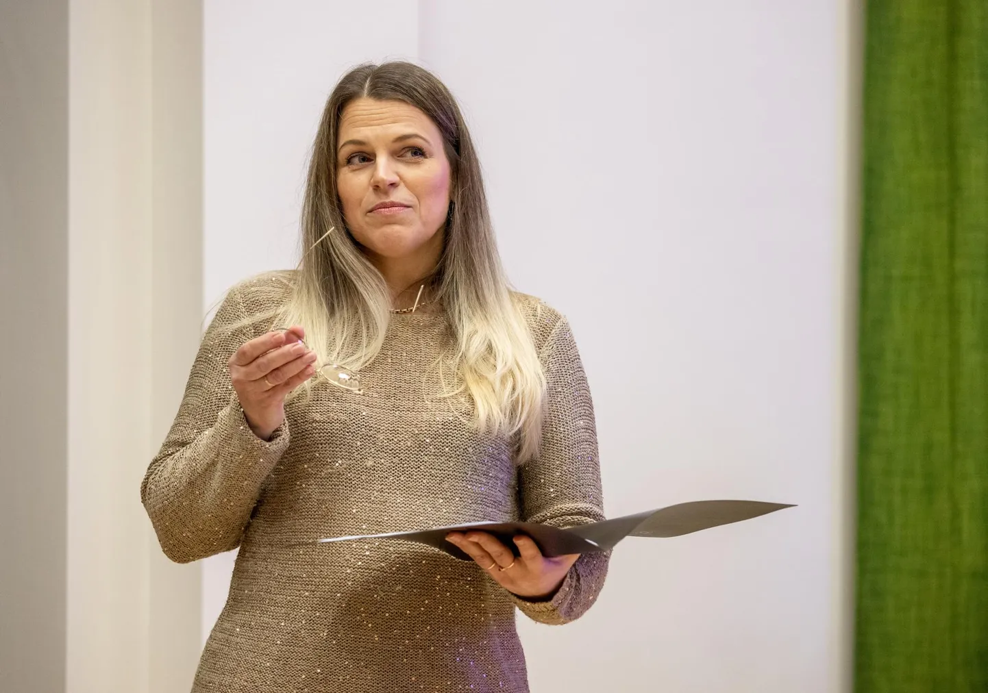 Merike Saks on Häädemeeste volikogus kolmandat koosseisu. See pilt temast on volikogu istungil tehtud novembris 2021.