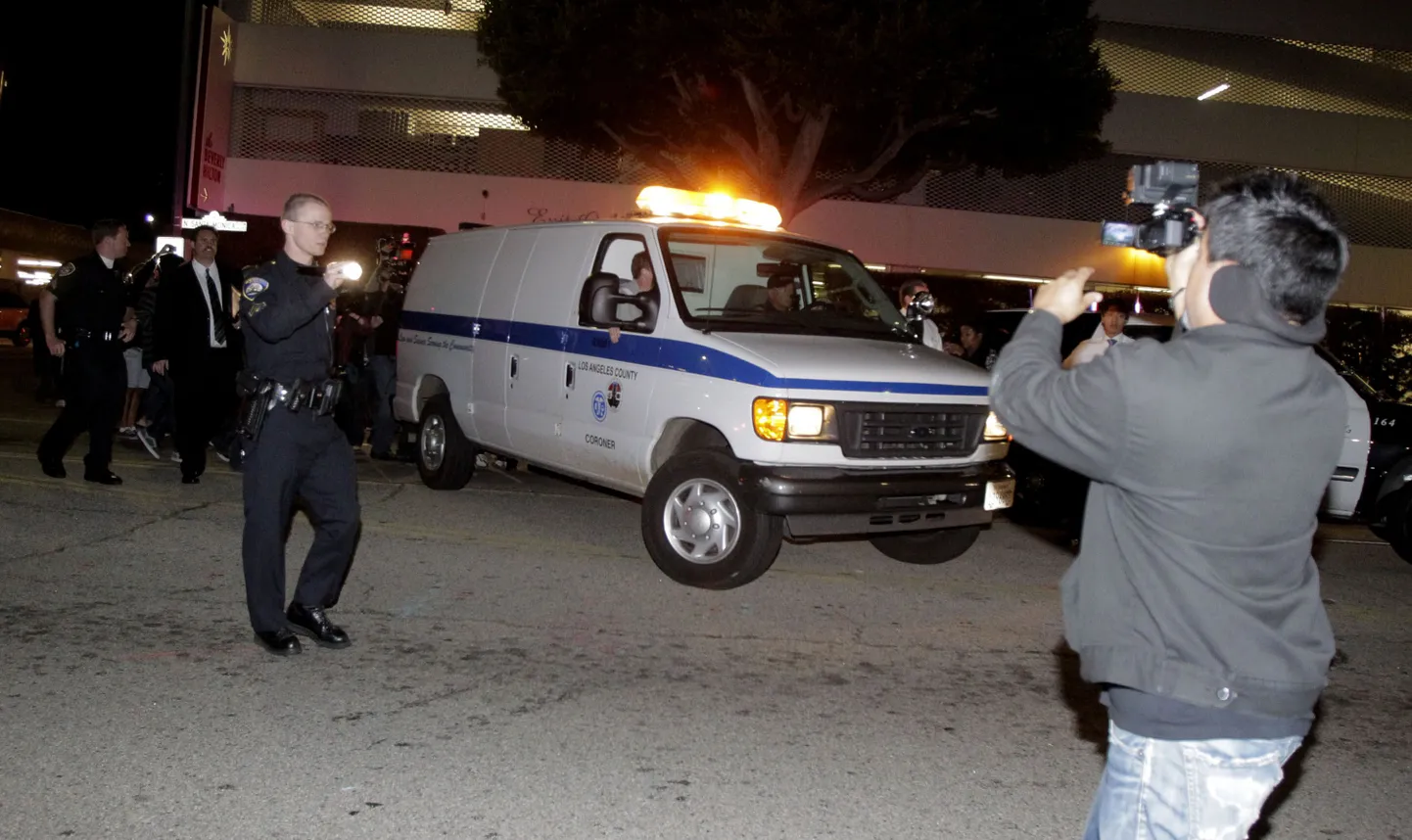 Los Angelese maakonna koroneri auto hotelli ees, kus suri Whitney Houston