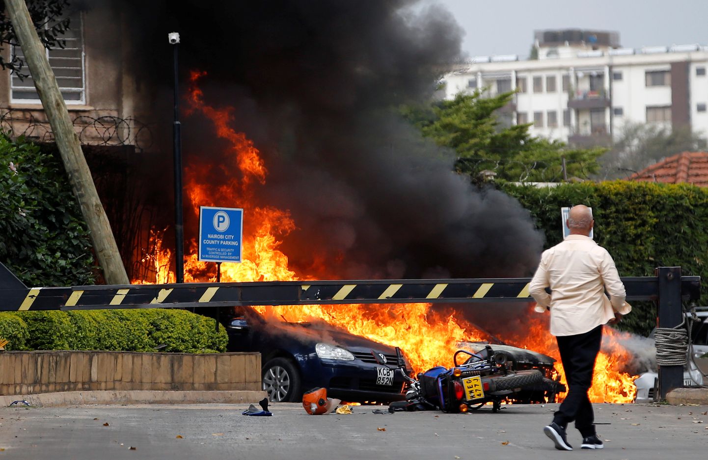 Keenia pealinnas Nairobis asuva hotelli juures leidis aset plahvatus ja tulevahetus.