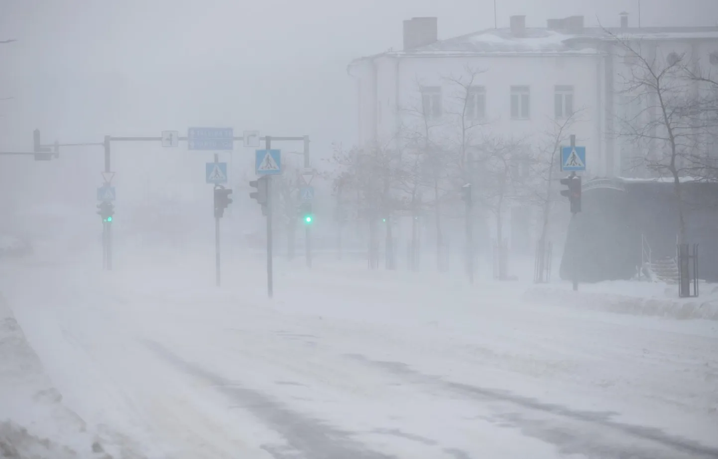 Tihe lumesadu võib piirata nähtavust.