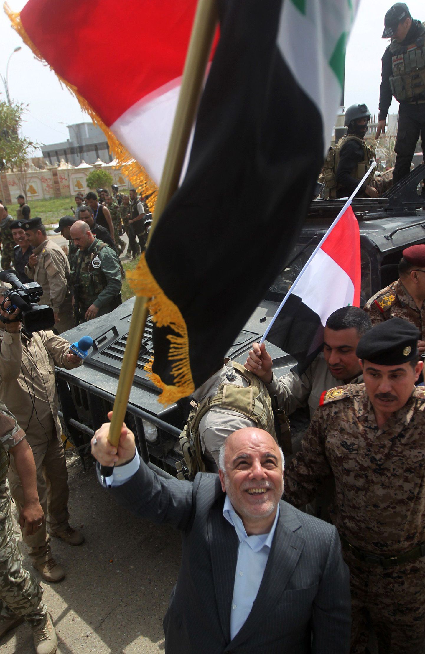 Iraagi peaminister Haidar al-Abadi lehvitas täna Tikritis uhkelt Iraagi lippu.