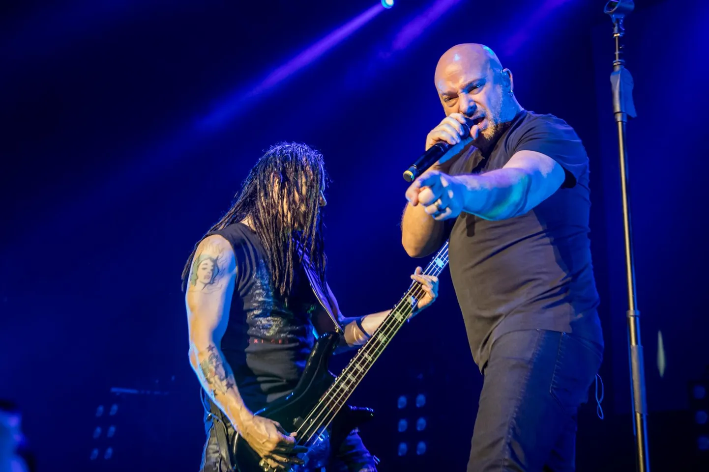 Disturbedi vokalist David Draiman avas kuulajatele oma hinge, taustal rokib bassimees John Moyer.