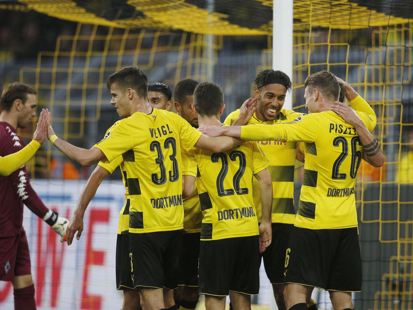Dortmundi Borussia on kuue vooru järel 16 punktiga Bundesliga ainuliider.